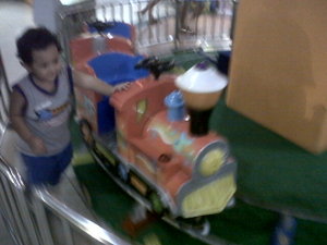 rafi main kereta-keretaan di plaza semanggi