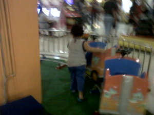 rafi main kereta-keretaan di plaza semanggi