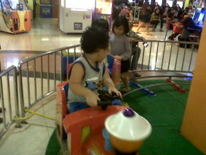 rafi main kereta-keretaan di plaza semanggi