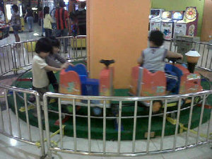 rafi main kereta-keretaan di plaza semanggi