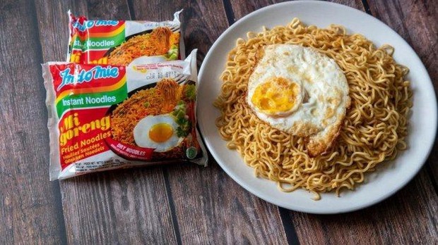 indomie dalam kemasan dan yang sudah dimasak
