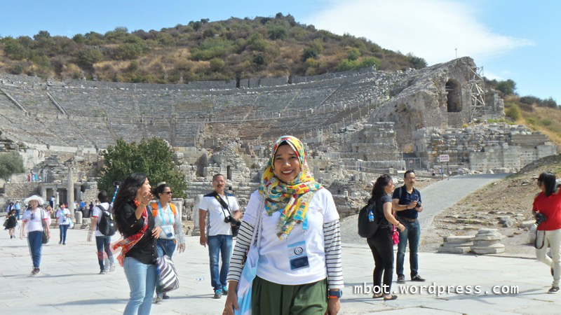 di depan amphiteater