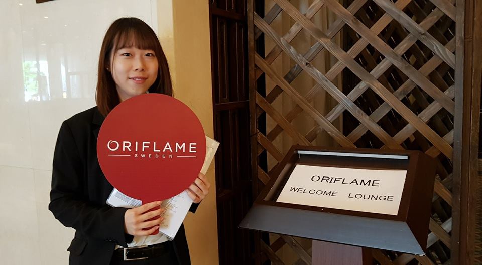 petugas di depan welcome lounge