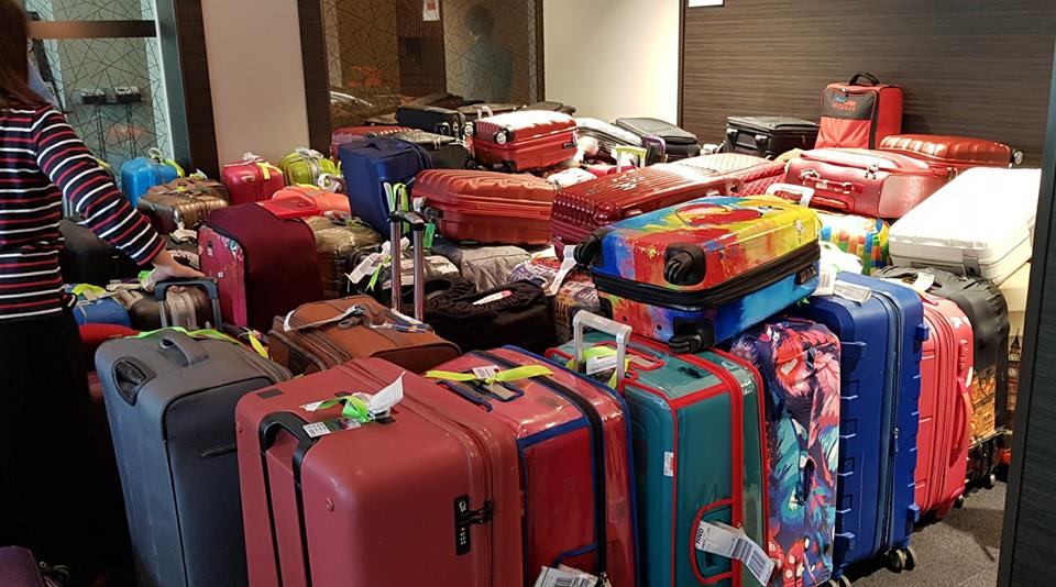 tumpukan koper di hotel