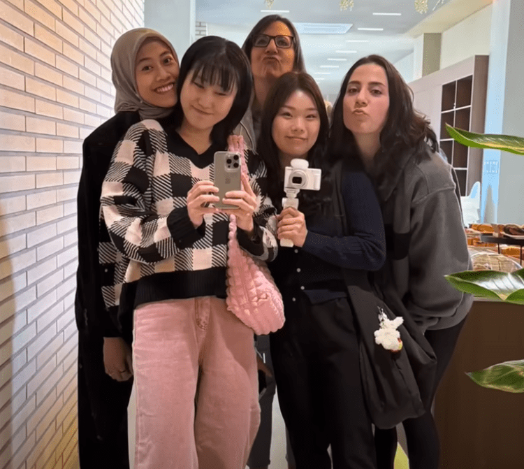 Mega, Yeum Hye Son, Ibunya Gia, Solmangat, Gia, main ke cafe milik Lee So Young